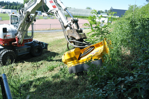 Matériel forestier - Broyeurs de végétaux - Tête de broyage à marteaux mobiles sur pelle